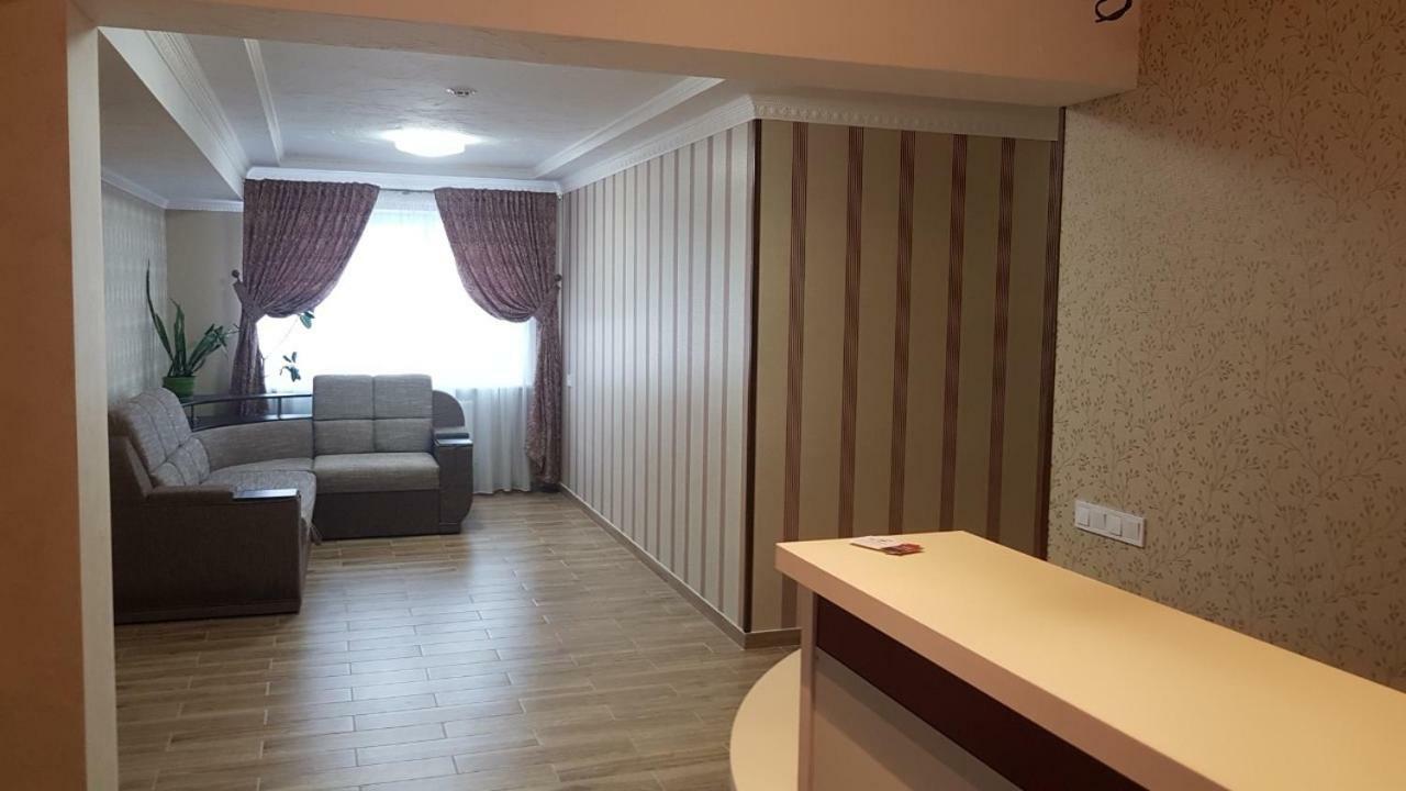 Готель Біля Фонтану Vinnytsia Ngoại thất bức ảnh